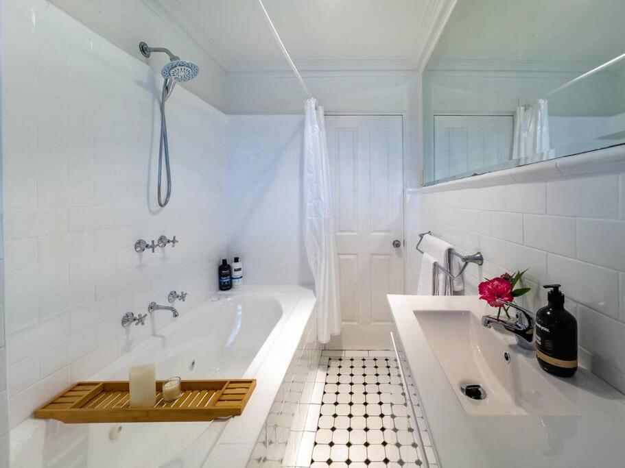 Apartment Harbour Views & Location In Sydney